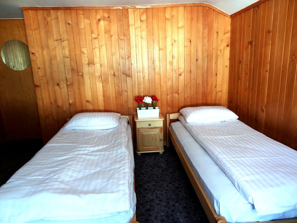 Base Cafe Apartment เลาเทอร์บรุนเนน ภายนอก รูปภาพ