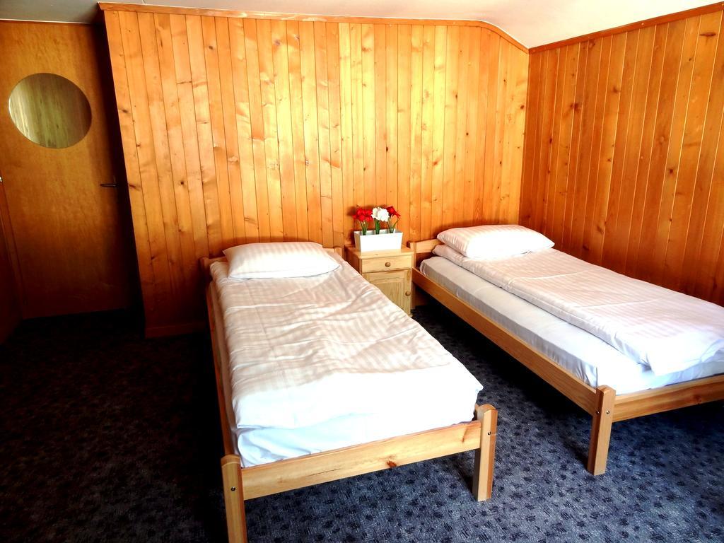 Base Cafe Apartment เลาเทอร์บรุนเนน ภายนอก รูปภาพ