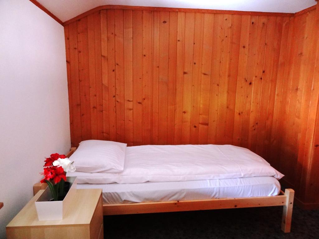 Base Cafe Apartment เลาเทอร์บรุนเนน ภายนอก รูปภาพ