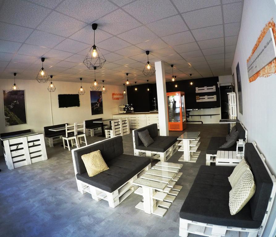 Base Cafe Apartment เลาเทอร์บรุนเนน ภายนอก รูปภาพ